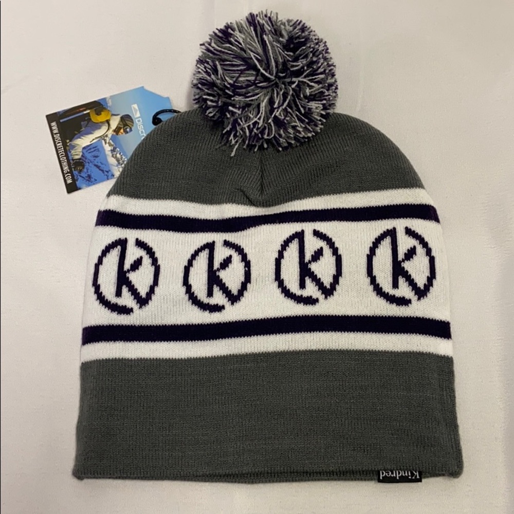 Discrete Brand— Pom Beanie Hat
